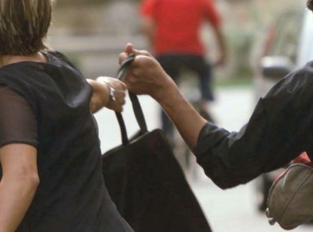 NICHELINO - Scippano una donna in via Papa Giovanni: secondo caso in pochi giorni