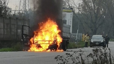 BEINASCO - A fuoco camioncino vicino la circonvallazione di Borgaretto