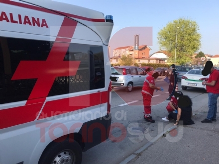 NICHELINO - Vuole evitare l'assembramento, inciampa sul marciapiede e va in ospedale