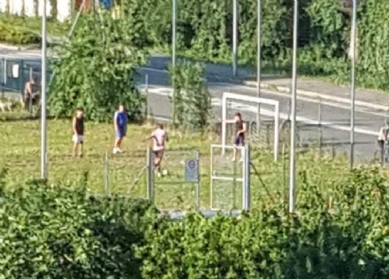 VIRUS - Lo sport di squadra è ancora vietato ma impazzano partitelle di calcetto e basket