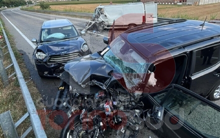 CARMAGNOLA - Terribile incidente: cinque feriti, due gravi. Anche una bimba coinvolta - FOTO