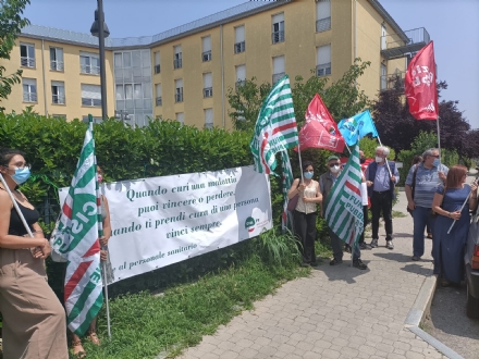 VINOVO - Sit-in dei lavoratori della casa di riposo per protestare contro le condizioni di lavoro
