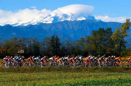 BEINASCO - Il traguardo della corsa Gran Piemonte 2022 in viale Papa Giovanni a Borgaretto