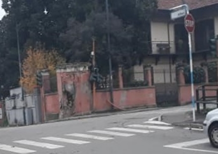 PIOSSASCO - Incidente nella notte: demolito semaforo e muro di una casa