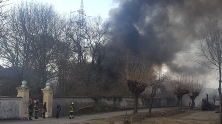 ORBASSANO-TORINO - Incendio devasta il capannone di un'azienda: colonna di fumo nero impressionante - FOTO