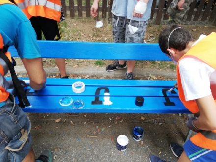 RIVALTA - I ragazzi rinunciano alle ferie per dipingere panchine e riparare i beni pubblici