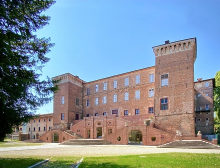 VINOVO - Sono cominciati i lavori di ripristino del muro crollato nel parco del Castello
