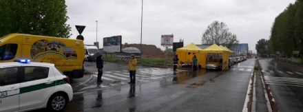 NICHELINO - I gazebo gialli di Coldiretti per fare i tamponi al riparo dalla pioggia