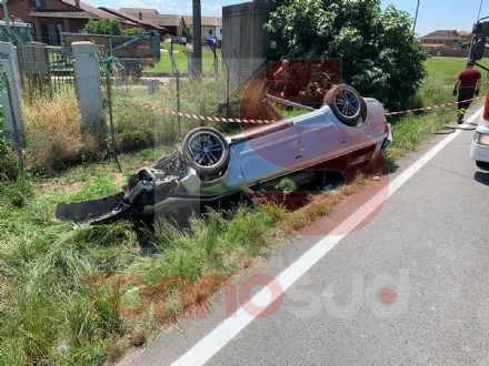 CARMAGNOLA - Perde il controllo dell'auto e si schianta contro un palo della luce