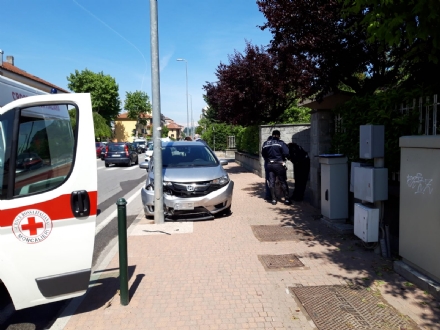 MONCALIERI - Si schianta in auto contro un palo della luce, ricoverato al Cto