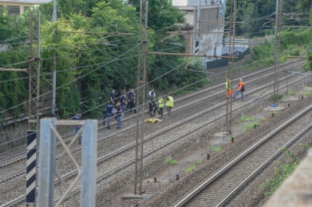 MONCALIERI - Un ragazzo di 18 anni si suicida gettandosi sotto il treno