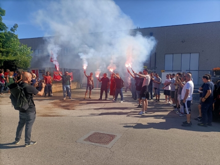 NICHELINO - Fumogeni davanti alla Procemsa, si alza il livello di protesta per i licenziamenti