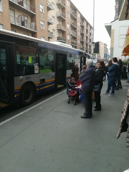 NICHELINO - Litiga con l'autista dell'autobus, scende e prende a calci il pullman