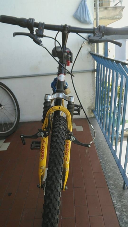 NICHELINO - Urta con l'auto un 15enne in bici sulle strisce pedonali, lo sgrida e poi se ne va