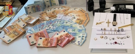 MONCALIERI - 50 mila euro nel divano, carabina, pistola e 300 pietre preziose: arrestato