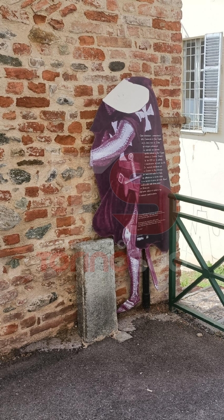 MONCALIERI - Vandali in azione nel centro storico: effigie dei Templari devastata