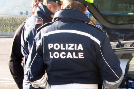 ORBASSANO - Con la patente revocata da 5 anni scappa all'alt della polizia locale: fermato dopo un lungo inseguimento a Piossasco