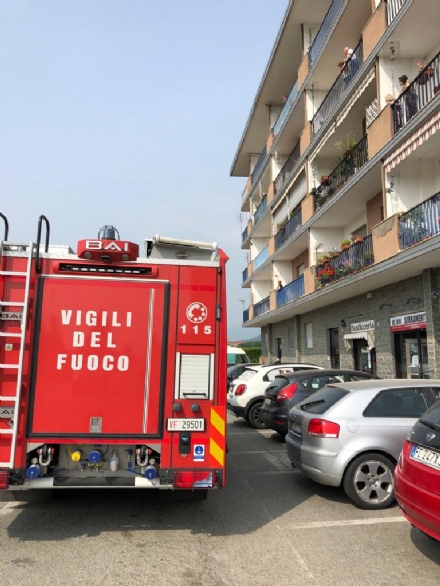PIOSSASCO - Minaccia di gettarsi nel vuoto: carabinieri e vigili del fuoco lo fermano