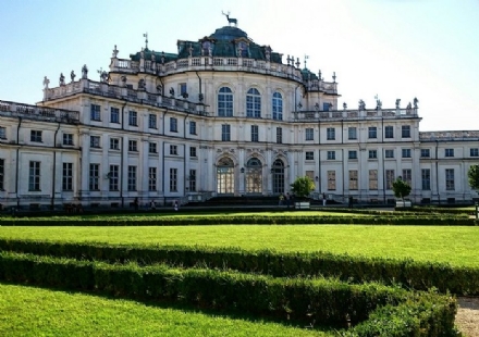 STUPINIGI - La storia della Palazzina di Caccia di Stupinigi in 60 cartoline d'epoca
