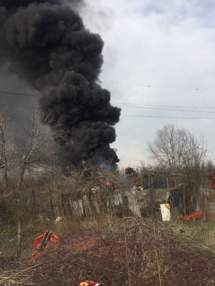 BEINASCO - Brucia una baracca piena di rifiuti: colonna di fumo visibile a chilometri