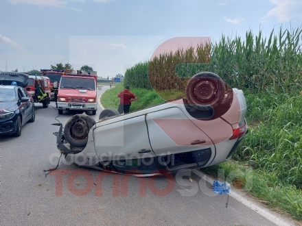 PIOBESI - Auto finisce ruote all'aria in mezzo alla strada: una donna ferita trasportata in ospedale