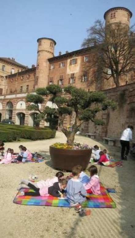 MONCALIERI - I bimbi dell'asilo a scuola nel giardino delle Rose al Castello