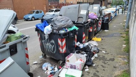 NICHELINO - L'inciviltà trasforma ancora una volta via Torricelli in una discarica a cielo aperto