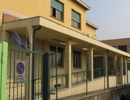 MONCALIERI - Crolla una vetrata nella palestra della scuola: illesi gli studenti
