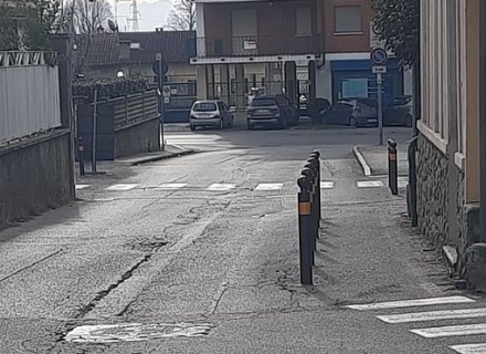 MONCALIERI - I paletti a protezione dei pedoni in strada del Bossolo scatenano polemiche