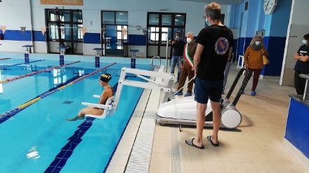 CARMAGNOLA - Inaugurato il sollevatore per i diversamente abili in piscina
