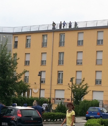 VINOVO - Minaccia di lanciarsi dal tetto della casa di riposo: salvato dai carabinieri