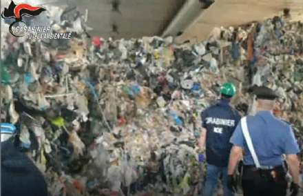 MONCALIERI - La discarica abusiva all'interno di un capannone: sequestro dei carabinieri