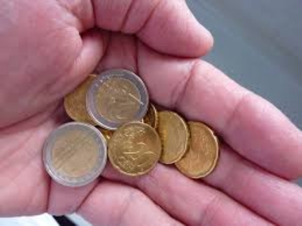 LA LOGGIA - Colpiscono ancora i truffatori fuori dai supermercati: derubata una donna
