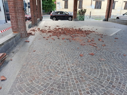 RIVALTA - Il vento forte fa crollare una parte della copertura di piazza Bionda