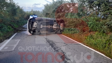 RIVALTA - Si ribalta in strada Dojrone, chiusa la tratta per circa tre ore