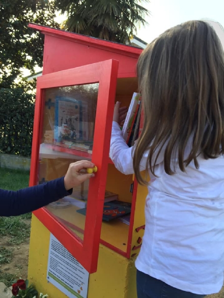 MONCALIERI - Nel nuovo giardino per i bimbi a Tetti Piatti, anche una casetta per condividere i libri