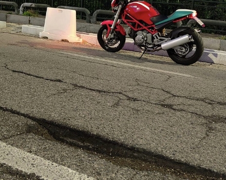 NICHELINO - Rovina la moto sul ponte al confine con Torino e i Comuni rimbalzano le responsabilità