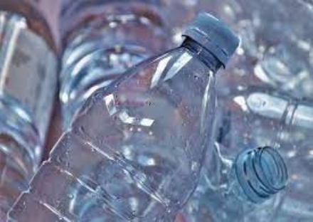 NICHELINO - Via la plastica dalle scuole: agli alunni caraffe di acqua del rubinetto