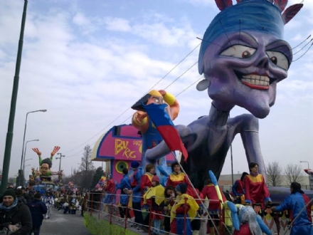 MONCALIERI - La sfilata dei carri di carnevale arriva domenica 5 marzo