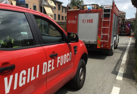 CARMAGNOLA - A fuoco una vettura parcheggiata in via Del Porto