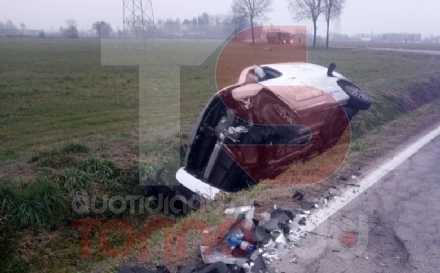 CARMAGNOLA - Frontale tra due veicoli in via Carignano: paura sulla strada per San Michele