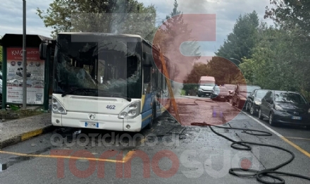 ORBASSANO - Autobus prende fuoco davanti al San Luigi, paura nella mattinata