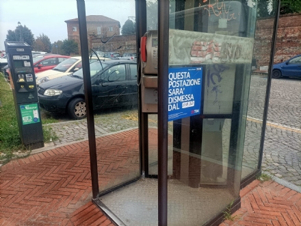 MONCALIERI - Addio alle cabine telefoniche, verrà dismessa anche l'ultima di fronte al castello