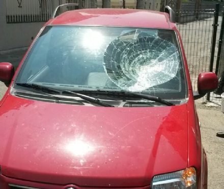 MONCALIERI - In auto senza patente e assicurazione, per evitare la confisca la distrugge con un masso