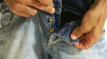 MONCALIERI - Si masturba davanti a mamma e figlio: loro si allontanano, l'altro scappa rincorso da un passante
