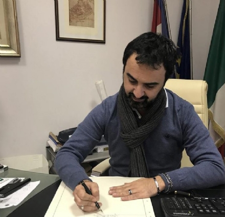 MONCALIERI - Il sindaco Paolo Montagna registra la figlia di una coppia omosessuale