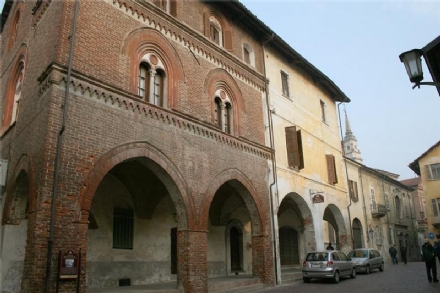 CORONAVIRUS - Carignano stringe ancora di più le misure: stop a tutti i negozi alle 18