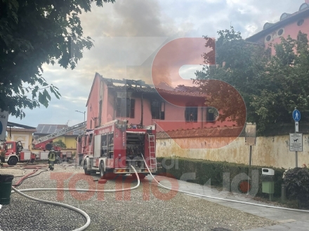 PIOBESI - Gravissimi i danni al castello. Un vigile del fuoco in ospedale per aver respirato fumo