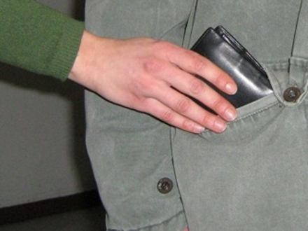 MONCALIERI - Scippato per strada, un passante rincorre il ladro, lo blocca e riprende il bottino