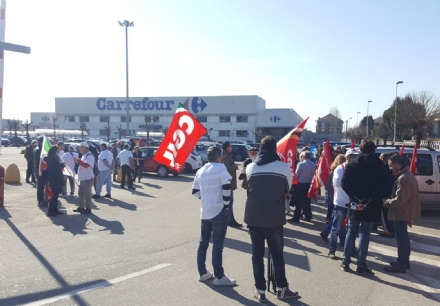TROFARELLO - Non chiude il Carrefour di via Torino. Salvi 54 posti di lavoro